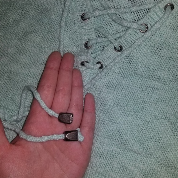 Brand New Hooded Sweater - Picture 3 of 3